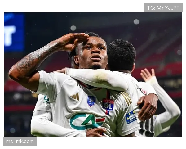 马赛1-1战平里昂，评论指出双方中场控制力均不足，比赛陷入大量无谓身体对抗